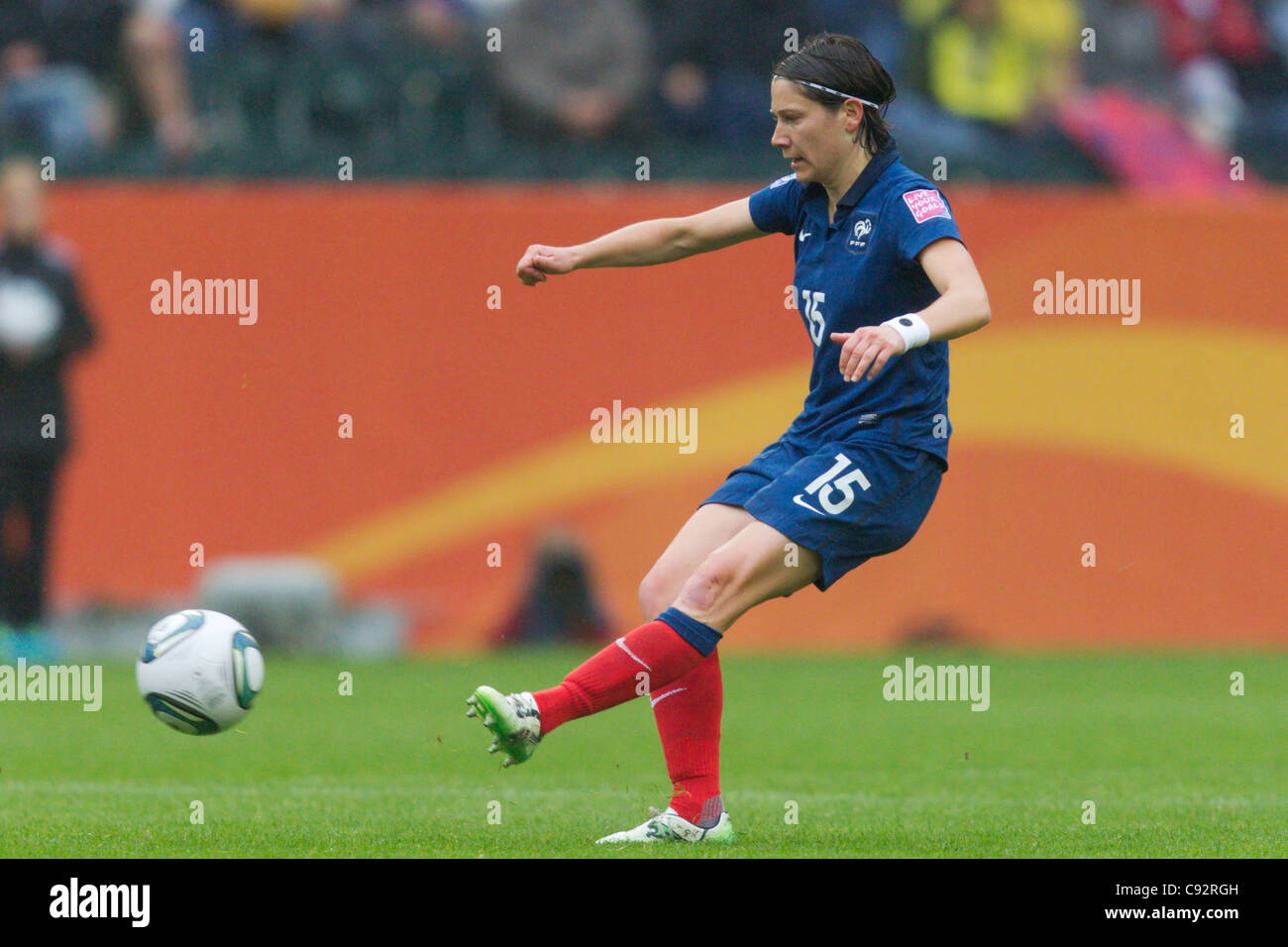 Elise de Bussaglia France passe le ballon au cours d'une Coupe du Monde féminine de la fifa de football match de demi-finale contre les États-Unis. Banque D'Images