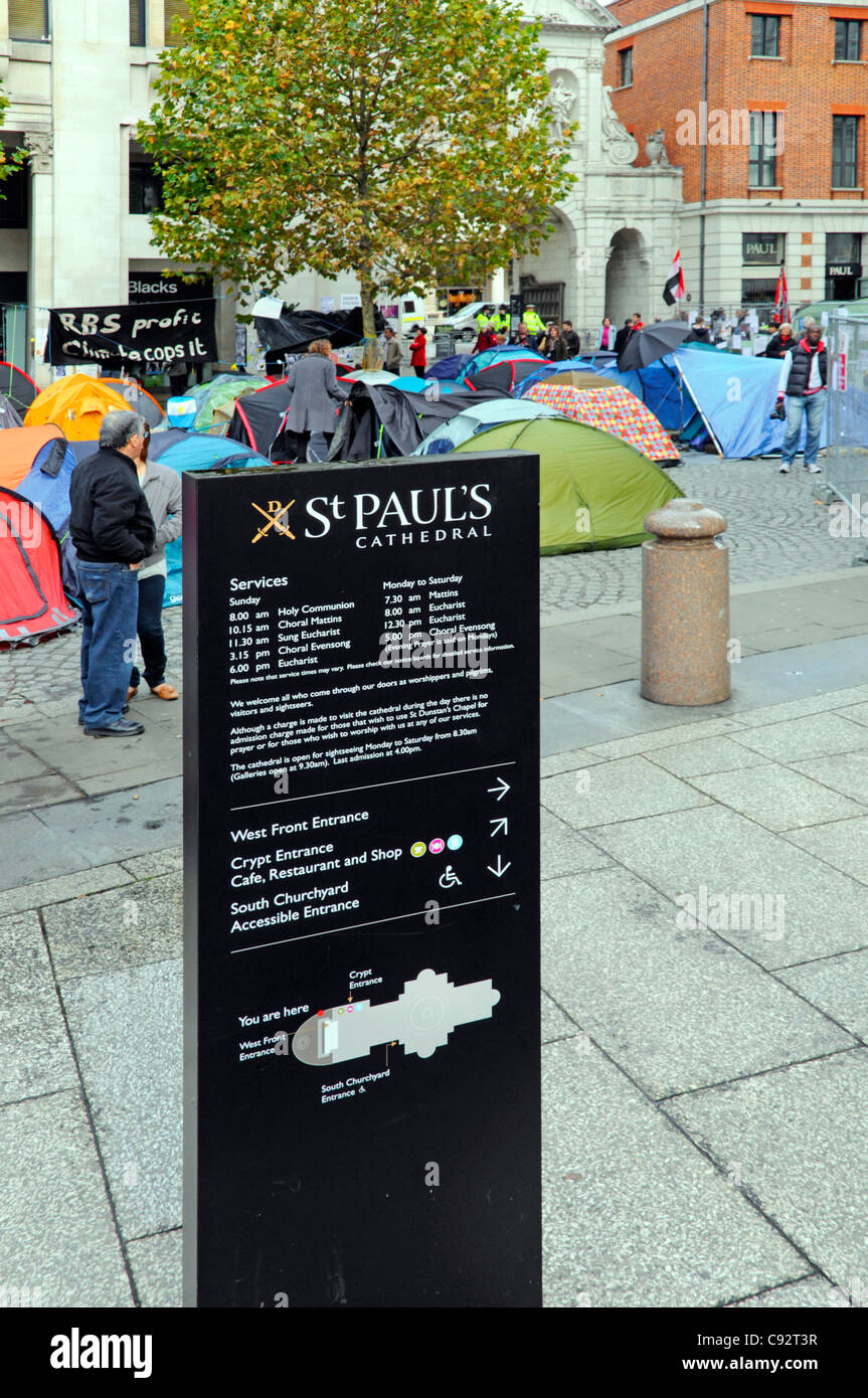 Cathédrale St Paul panneau d'information avec les manifestants capitaliste des tentes et des spectateurs au-delà de l'entrée de la Bourse Ville de London England UK Banque D'Images