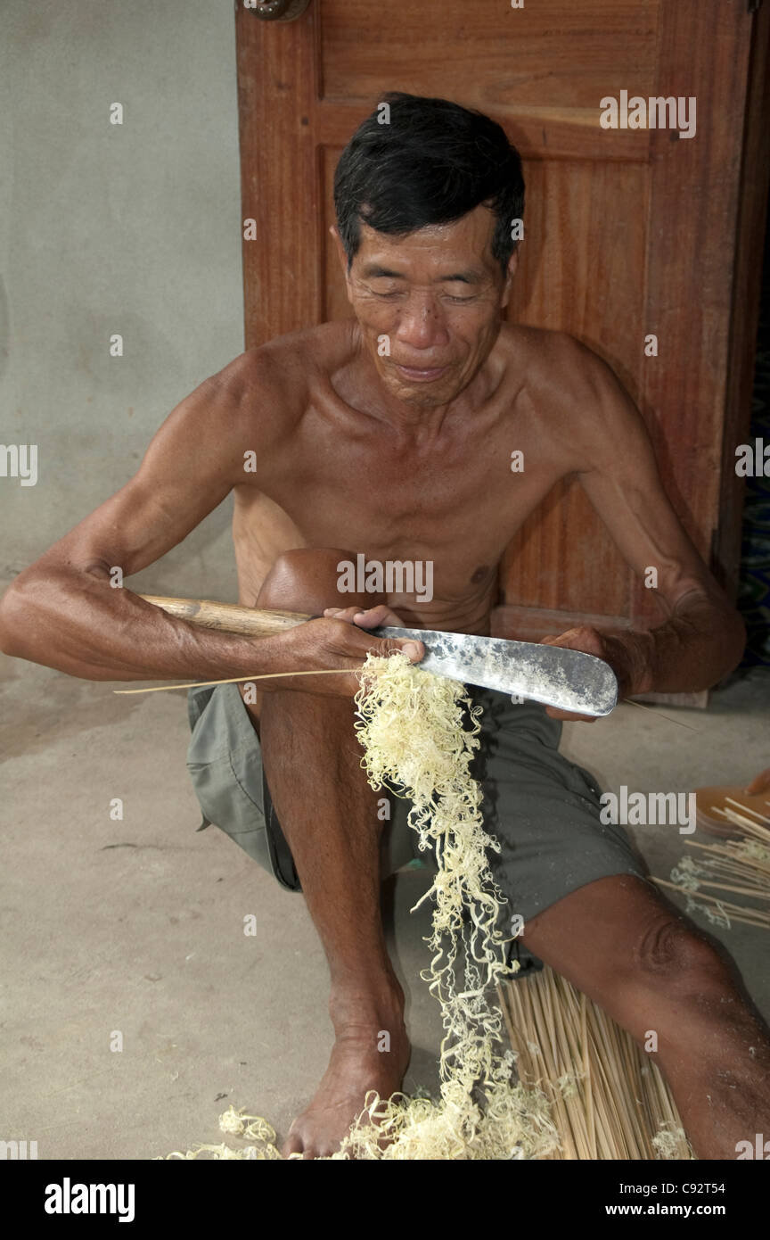 Le tressage de paniers de bambous est un métier traditionnel au Laos et peut être vu dans les nombreux villages ruraux dans tout le pays. Banque D'Images