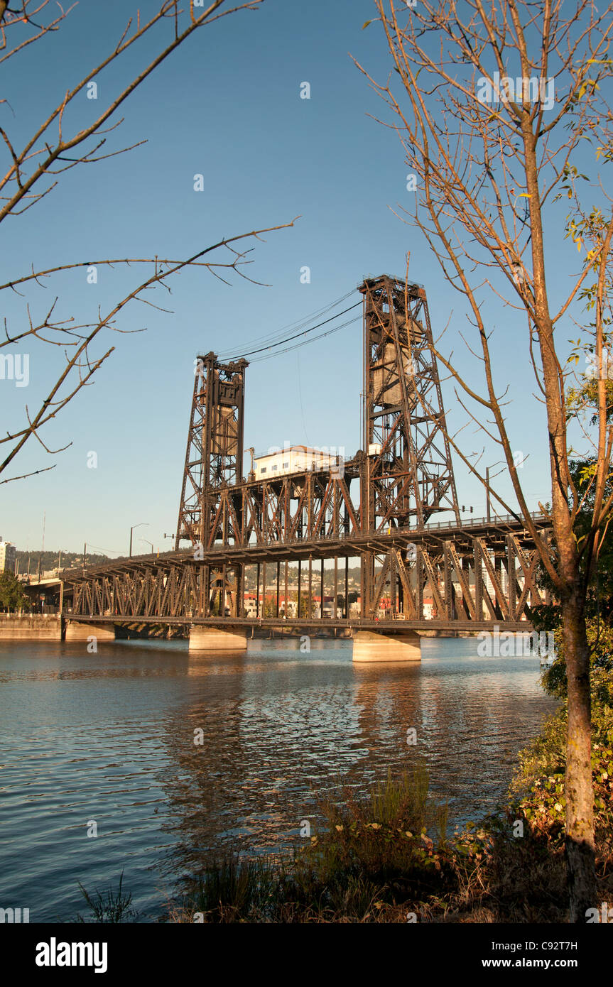 Ville Ville de Portland Oregon Steel Pont sur la rivière Willamette United States of America USA Banque D'Images
