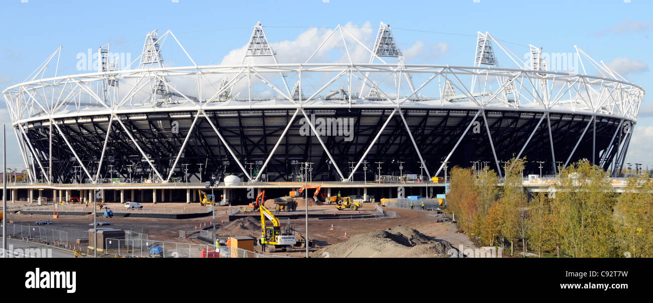 Travaux en cours aménagement paysager autour du stade olympique moderne terminé 2012 bâtiment structure Parc olympique de Stratford City Newham East London England UK Banque D'Images