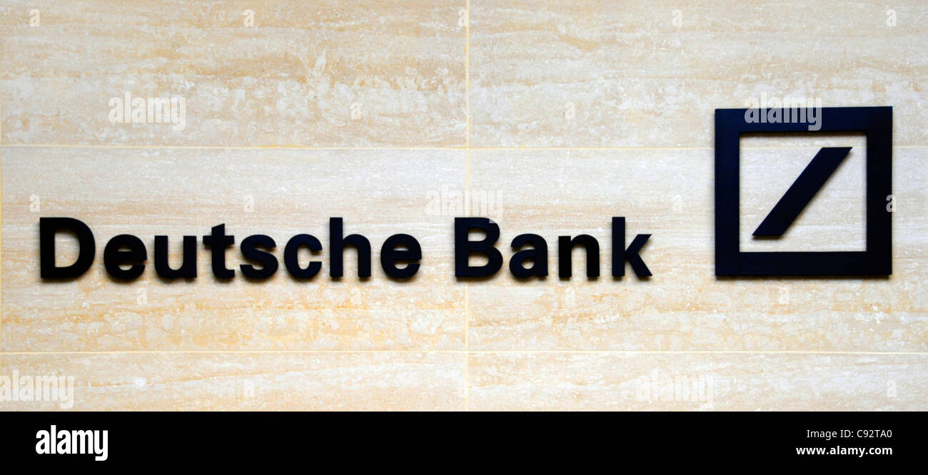 Deutsche Bank sign & logo sur mur immeuble de bureaux dans le quartier financier de square mile de la ville de Londres, Angleterre, Royaume-Uni Banque D'Images