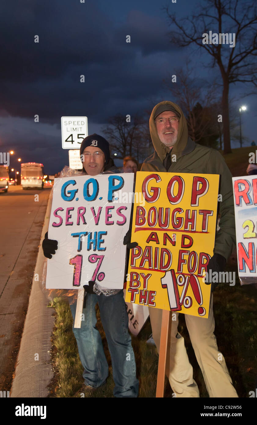 Auburn Hills, Michigan - les gens à l'extérieur du piquet débat présidentiel républicain à Oakland University. Banque D'Images