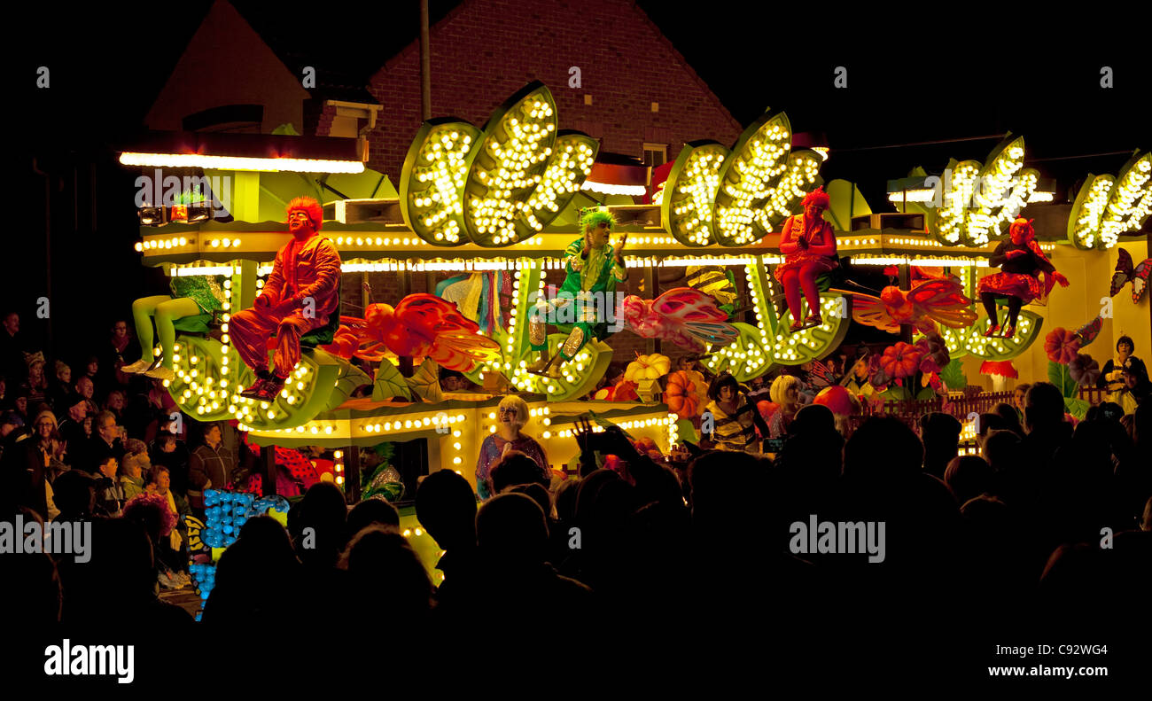 Flotteurs éclairés la nuit avec de la musique à jouer pendant la saison de carnaval bridgwater avec spectateurs bordant les rues Banque D'Images