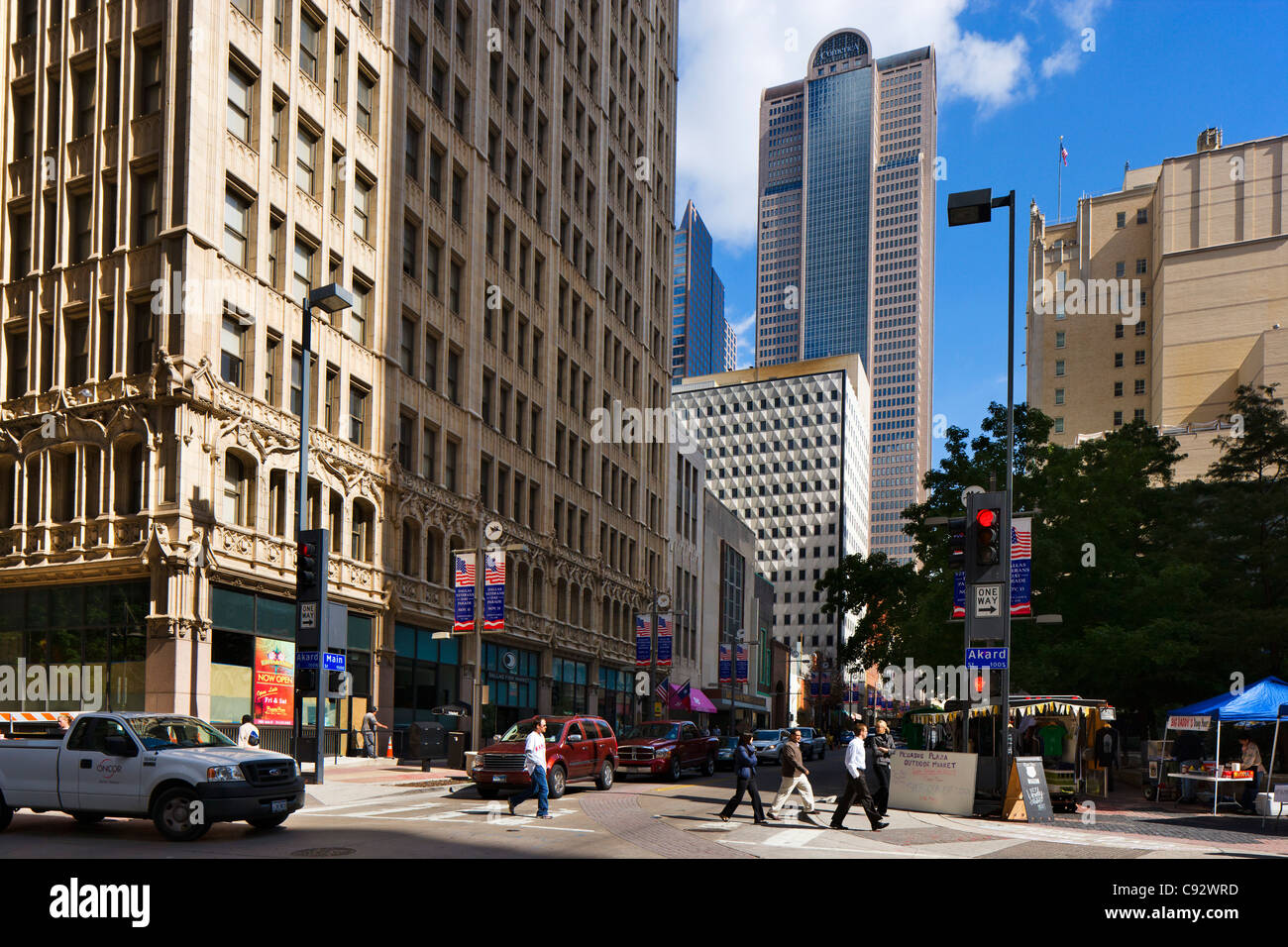 Rue principale à l'intersection avec la rue Akard N dans le quartier des affaires avec Pegasus Plaza Marché à droite, Dallas, Texas, USA Banque D'Images