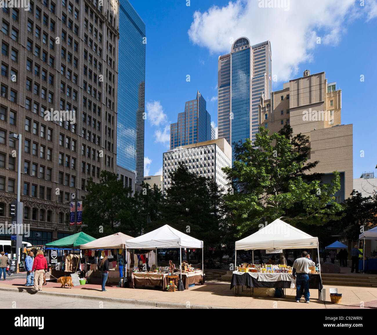 Pegasus Plaza marché plein air à l'intersection avec la N Akard Street dans le quartier des affaires, Dallas, Texas, USA Banque D'Images