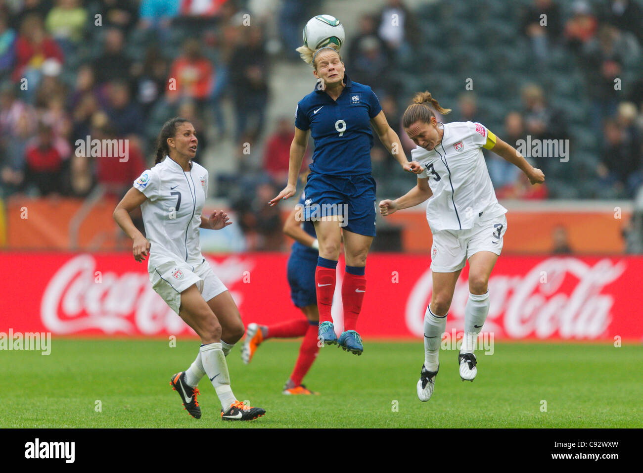 Eugénie le sommer de la France (C) est à la tête de la balle contre les joueurs USA Shannon Boxx (L) et Christie Rampone - demi-finale de la Coupe du monde. Banque D'Images
