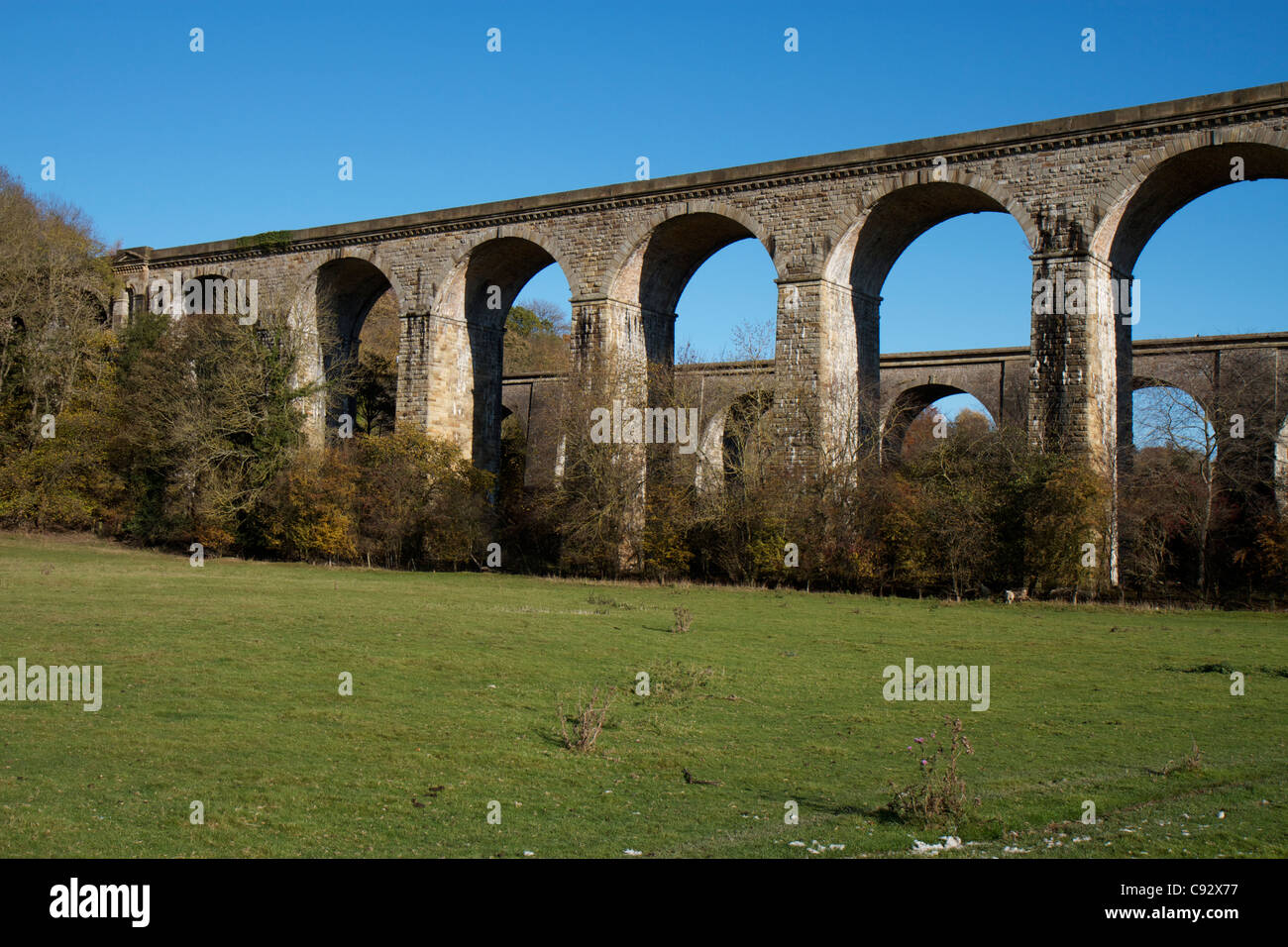 Viaduc de Chirk et d'aqueduc dans la vallée 12 (Pays de Galles) sur une journée ensoleillée Banque D'Images