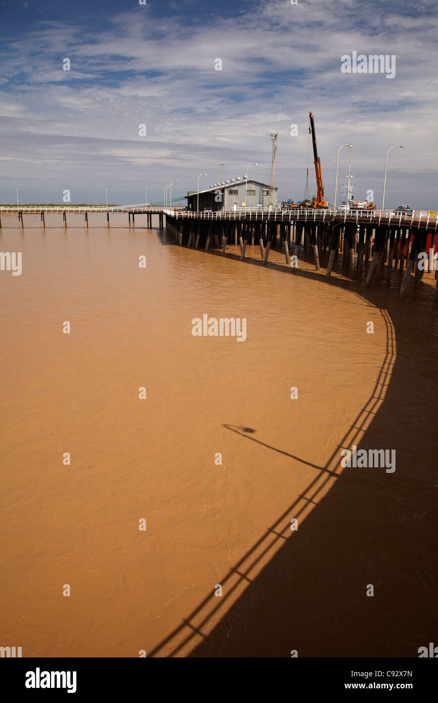 Les eaux boueuses de marées de précipiter son roi et Derby Wharf, Derby, région de Kimberley, Western Australia, Australia Banque D'Images