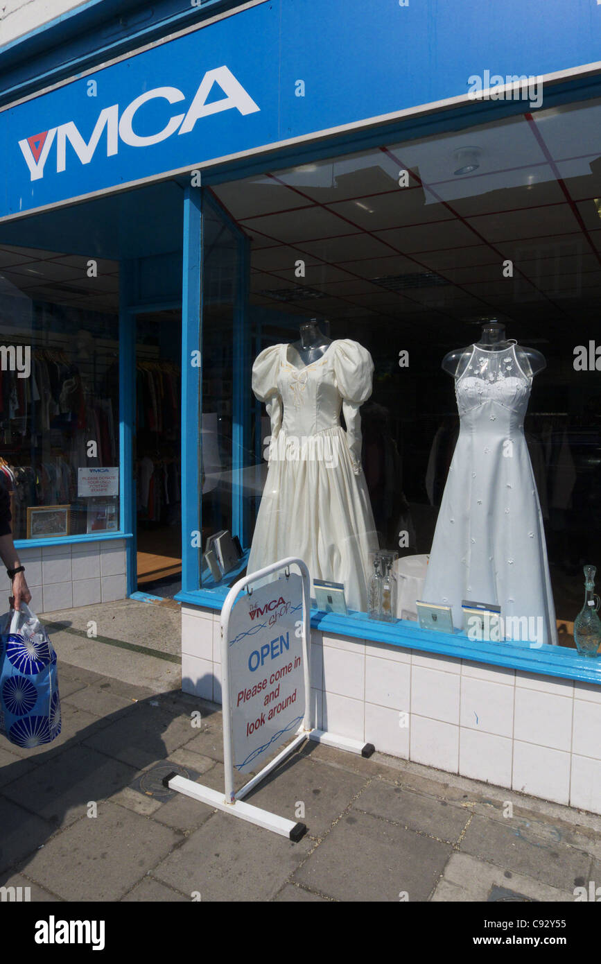 Robes de mariage dans un magasin de charité window Banque D'Images