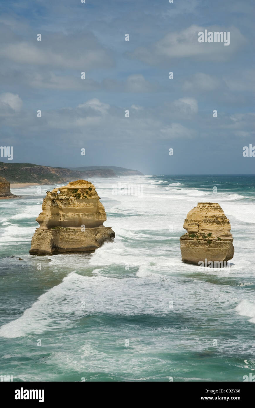 Les Douze Apôtres sont des piles de roches calcaires qui ont été formées par l'érosion marine. Banque D'Images