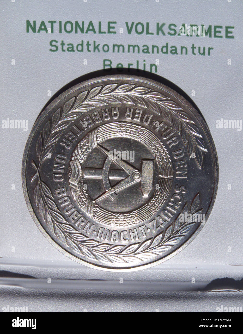 Un médaillon de l'Allemagne de l'est donnée aux travailleurs de la construction qui a aidé à mettre en place le Mur de Berlin la nuit sur le 13 août 1961 Banque D'Images