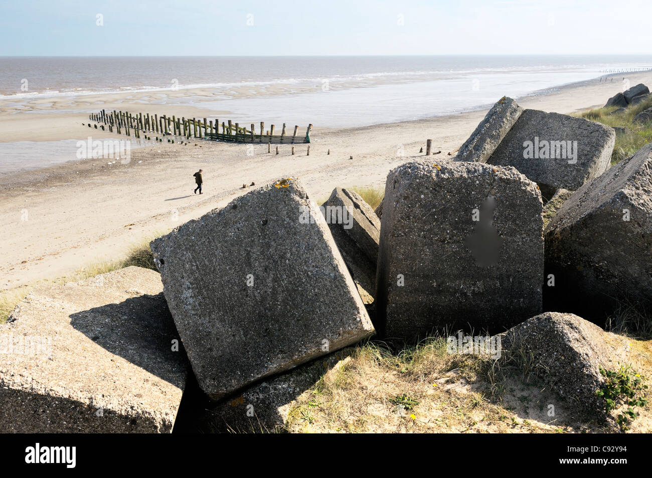 Tempête sur la mer l'érosion côtière à rejeter la tête, côte est du Yorkshire en Angleterre. Les blocs de béton et le bois d'épi de défenses de plage rive Banque D'Images