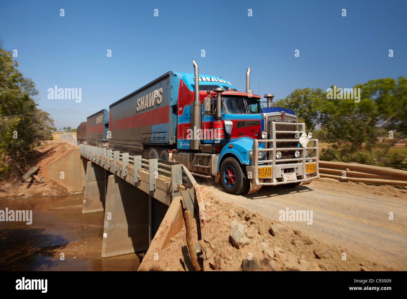 Road train sur pont près de Warmun (Turkey Creek), Great Northern Highway, région de Kimberley, Western Australia, Australia Banque D'Images