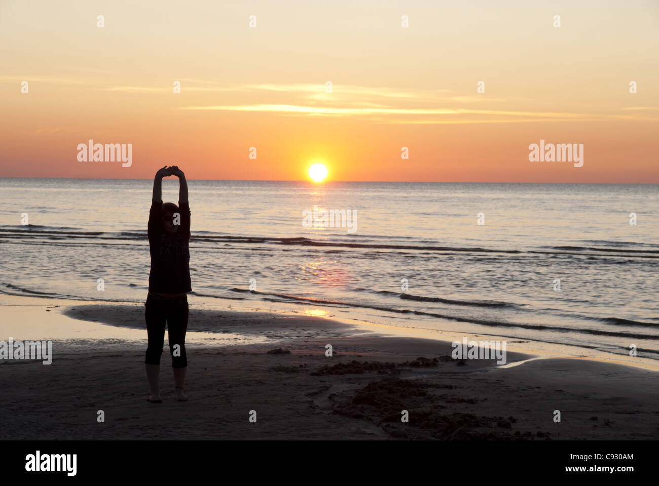 Soir exercice sur une plage. Le coucher du soleil. Banque D'Images