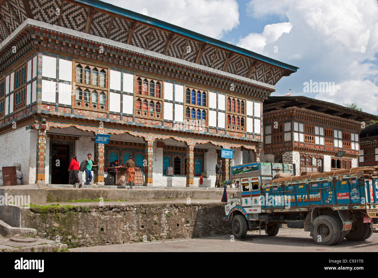 Le joli petit centre commercial de Trashi Yangtse construit dans le style architectural bhoutanais. Banque D'Images