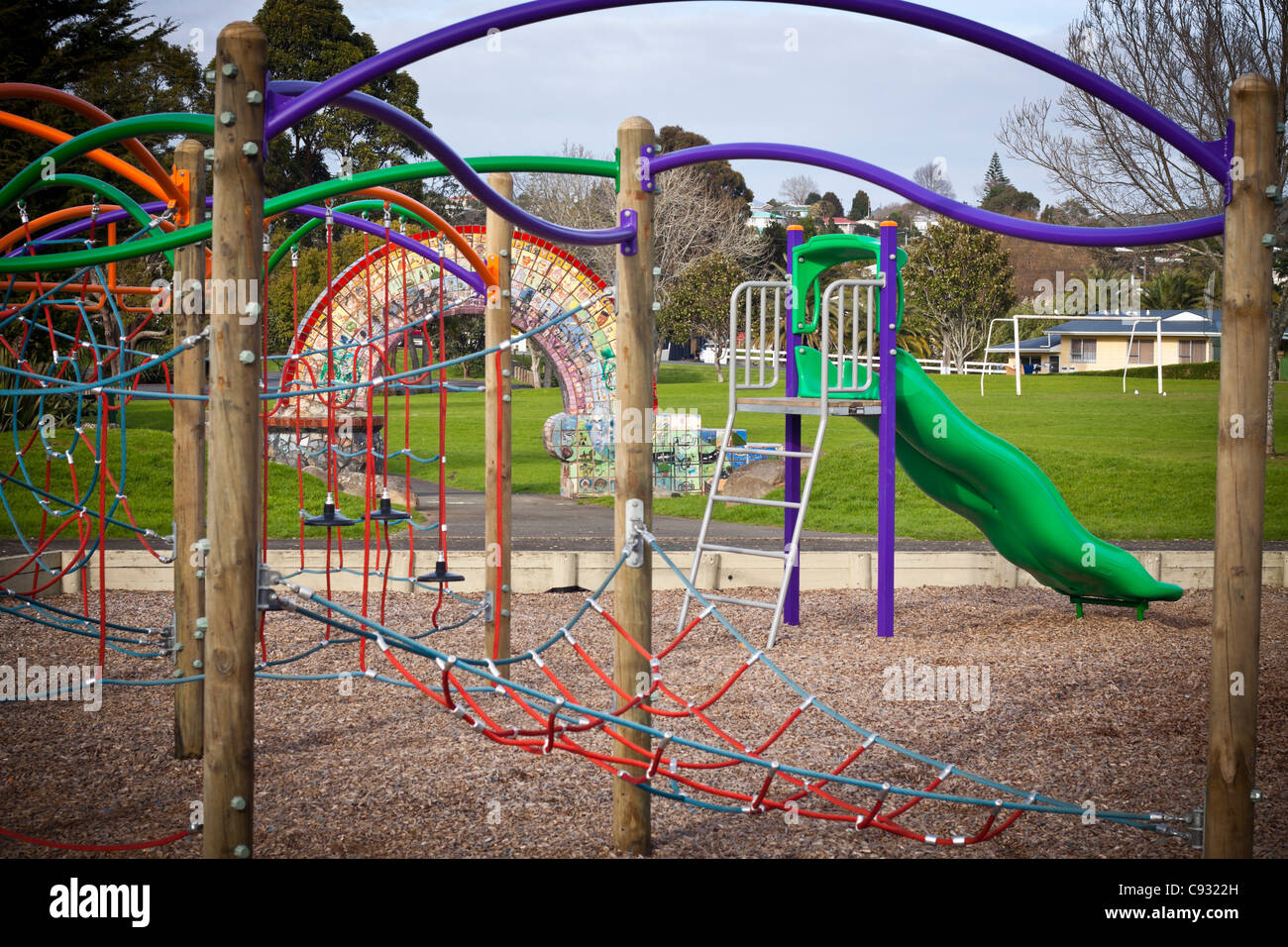 Détail de l'aire de jeux pour enfants colorés dans un parc. Banque D'Images