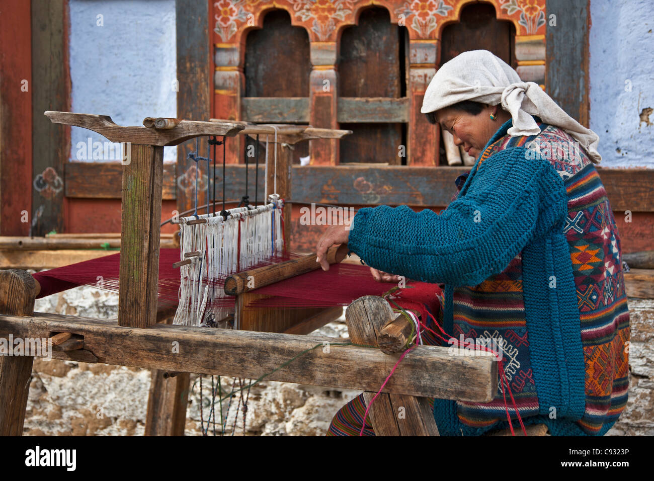 Une femme à l'extérieur en tissu tissage à la périphérie de Zugney village qui est réputée pour son tissage. Banque D'Images