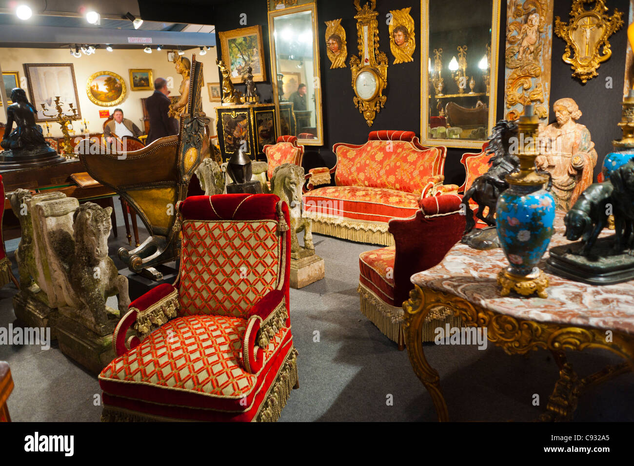 Paris, France, Bas-tille Brocante, mobilier en exposition dans la boutique d'antiquités françaises vendant le marché de l'époque Banque D'Images