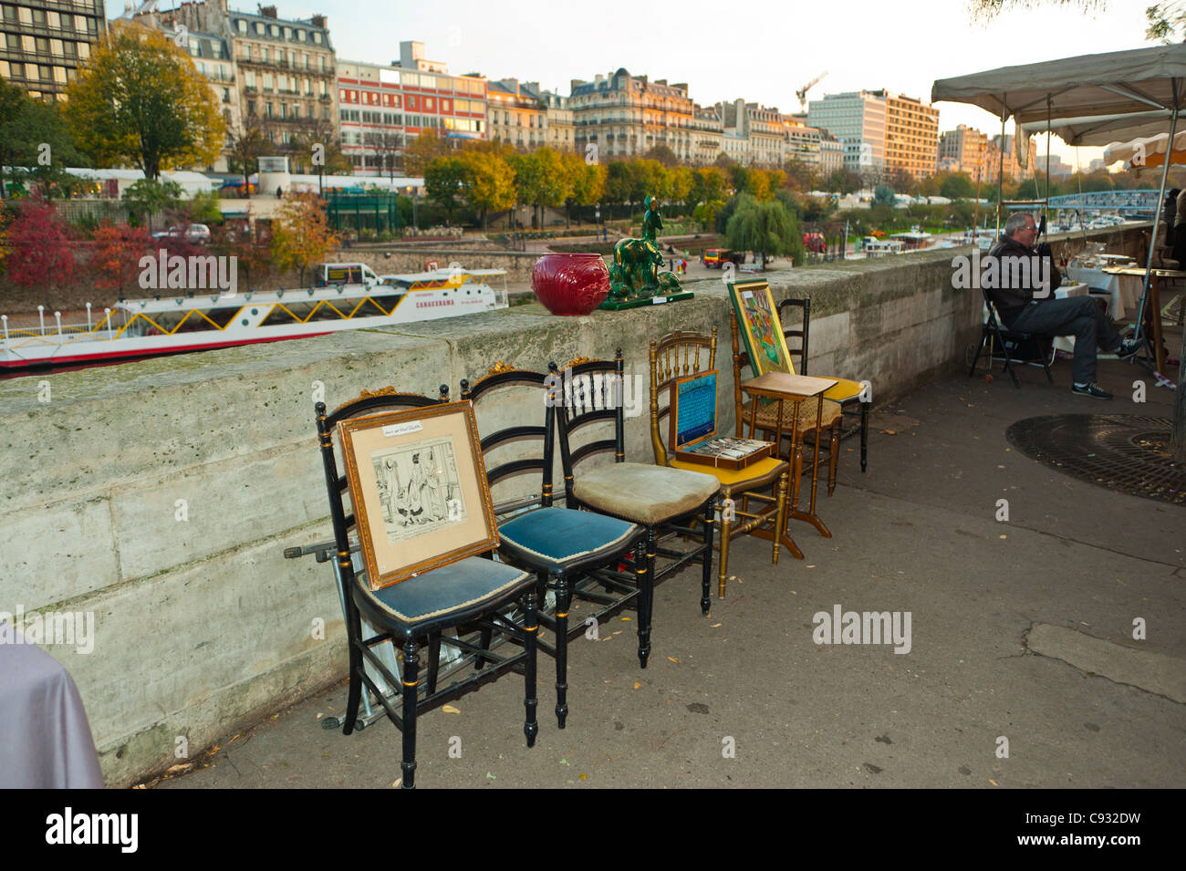 Paris, France, Bas-tille Brocante, mobilier d'époque, chaises, En exposition à l'extérieur dans le marché des antiquités françaises Banque D'Images