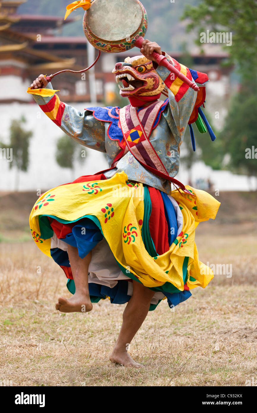 Un danseur masqué avec un lag nga Nga Drametse effectue au monastère de Drametse Cham dans l'Est du Bhoutan. Banque D'Images