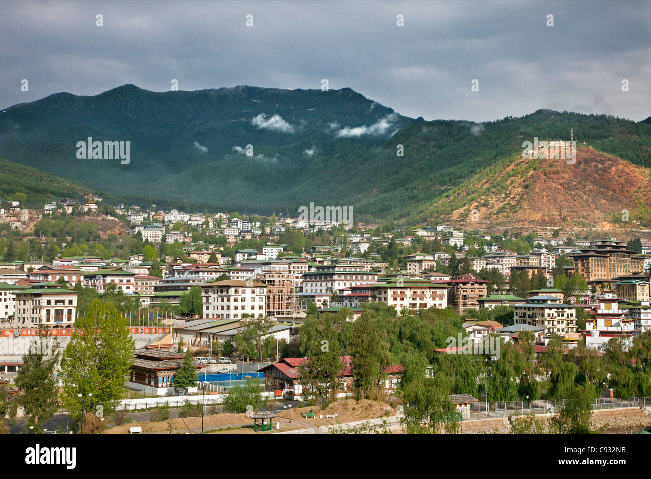 Située à une altitude de plus de 2 200 mètres et entouré de montagnes, Thimphu est la capitale du Bhoutan. Banque D'Images