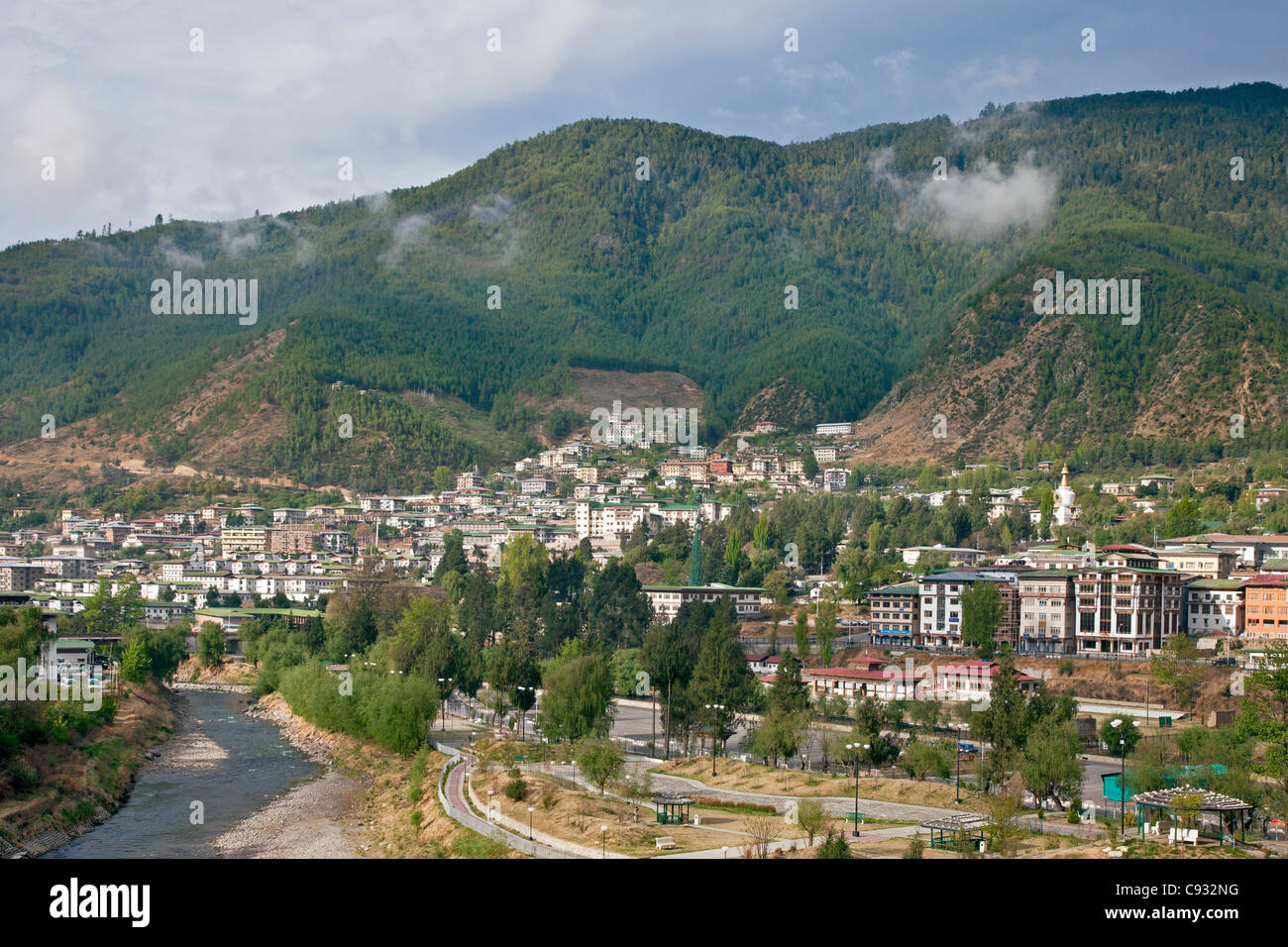 Située à une altitude de plus de 2 200 mètres et entouré de montagnes, Thimphu est la capitale du Bhoutan. Banque D'Images