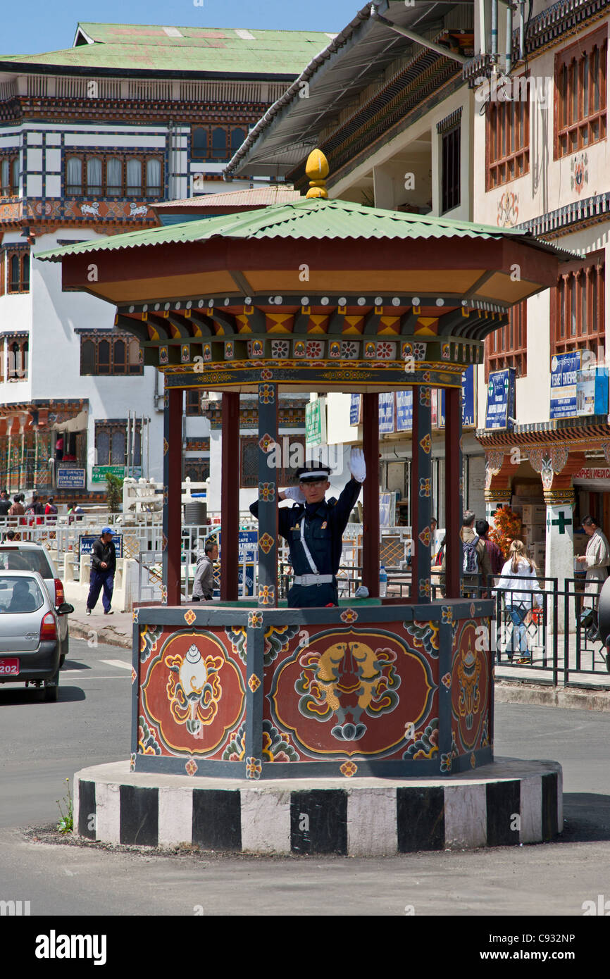 Un agent de la circulation révolues dirige le trafic à une croisée des chemins dans le centre de Thimphu. Banque D'Images