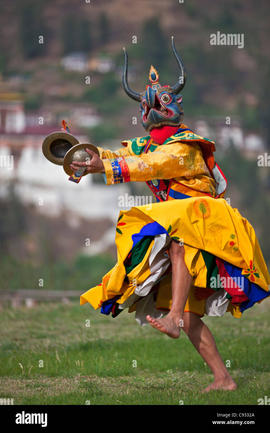 Un danseur masqué des cymbales effectue Drametse Nga Cham. Banque D'Images