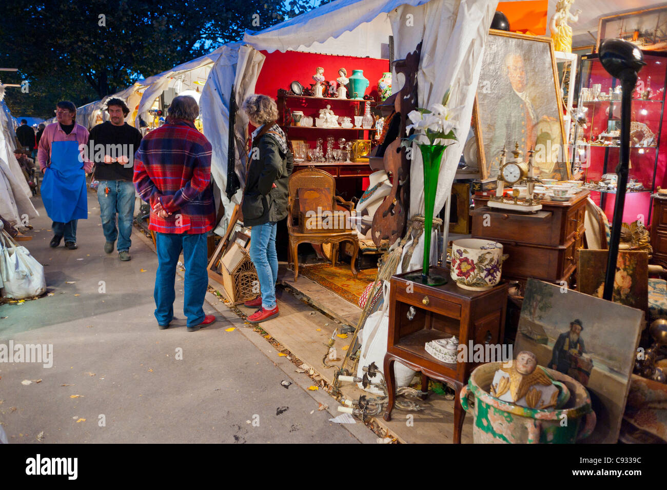 Paris, France, Bas-tille Brocante, petit groupe de personnes Shopping en Français antiquités vendre Vintage Market, parcourir la boutique vintage, rue la nuit Banque D'Images