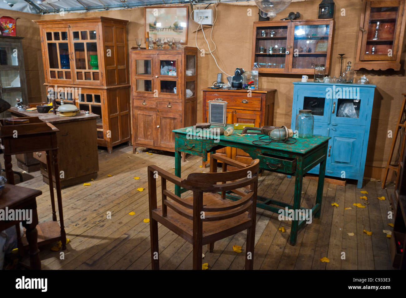 Paris, France, la Bastille Brocante, à l'intérieur de magasin de meubles vintage French Antiques Market Banque D'Images