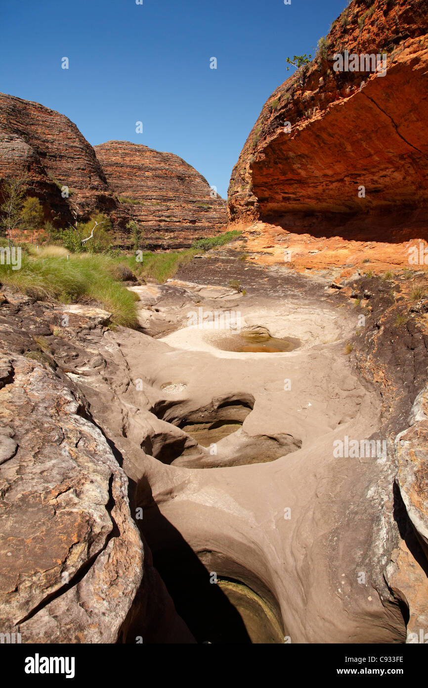 Trous de rocher érodé en voie de Cathedral Gorge, Bungle Bungles, le Parc National de Purnululu, région de Kimberley, Western Australia, Australie Banque D'Images