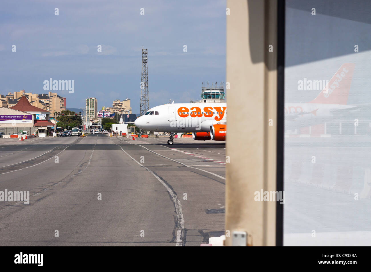 Traverser la route de l'Airbus d'Easyjet à l'aéroport de Gibraltar. Banque D'Images