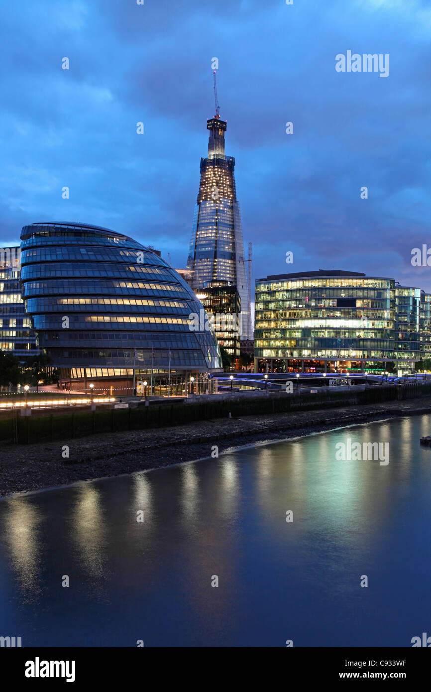 Une tempête s'accumule sur la nouvelle tour sur la rive sud de Londres, le Fragment. Au premier plan l'hôtel de ville de Norman Foster. Banque D'Images