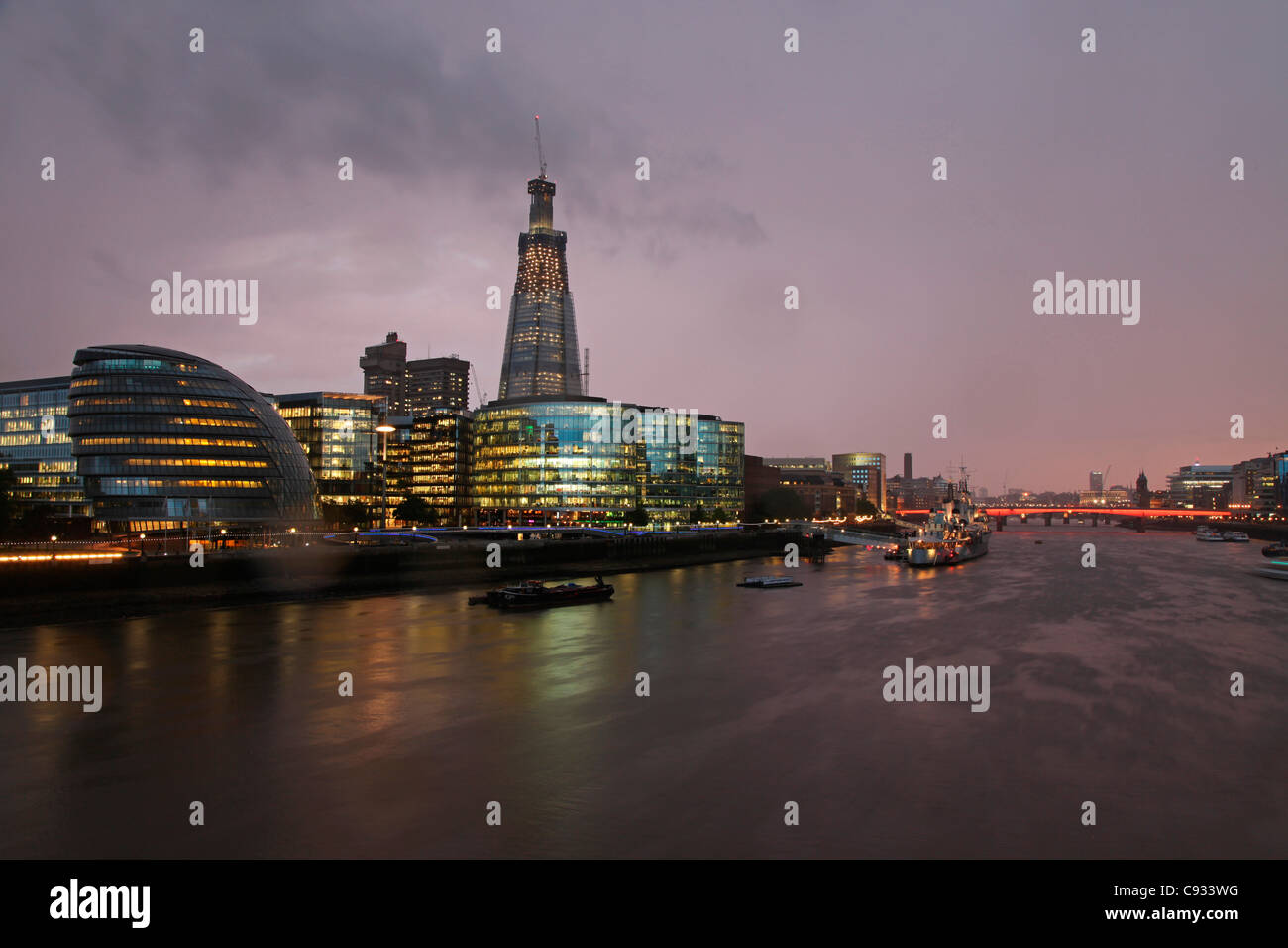 Une tempête s'accumule sur la nouvelle tour sur la rive sud de Londres, le Fragment. Au premier plan l'hôtel de ville de Norman Foster. Banque D'Images