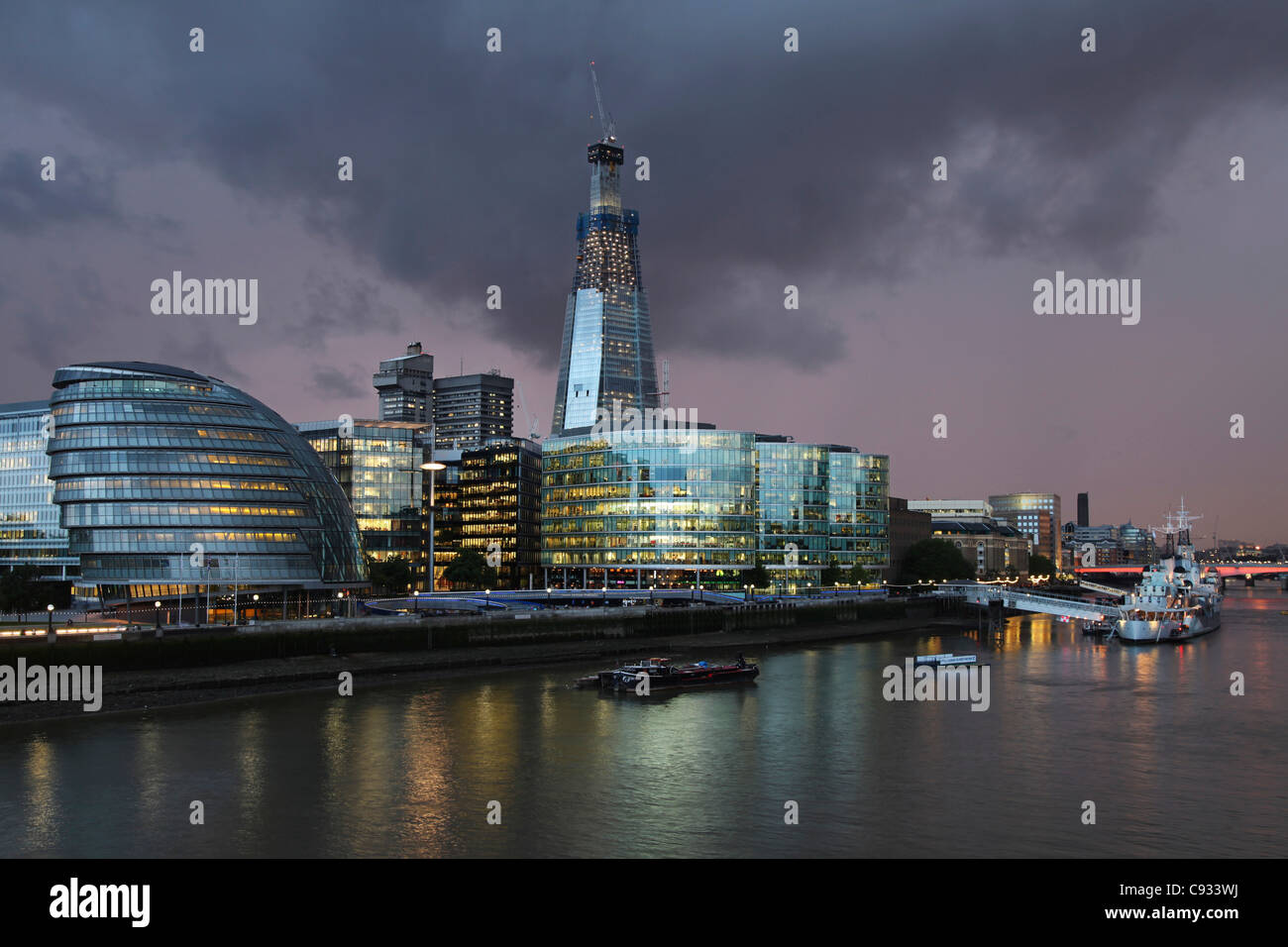 Une tempête s'accumule sur la nouvelle tour sur la rive sud de Londres, le Fragment. Au premier plan l'hôtel de ville de Norman Foster. Banque D'Images