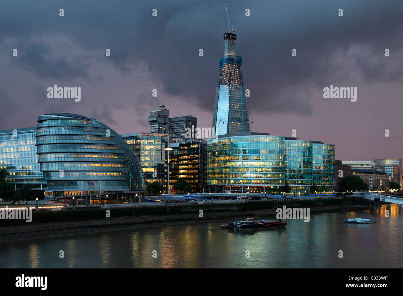 Une tempête s'accumule sur la nouvelle tour sur la rive sud de Londres, le Fragment. Au premier plan l'hôtel de ville de Norman Foster. Banque D'Images