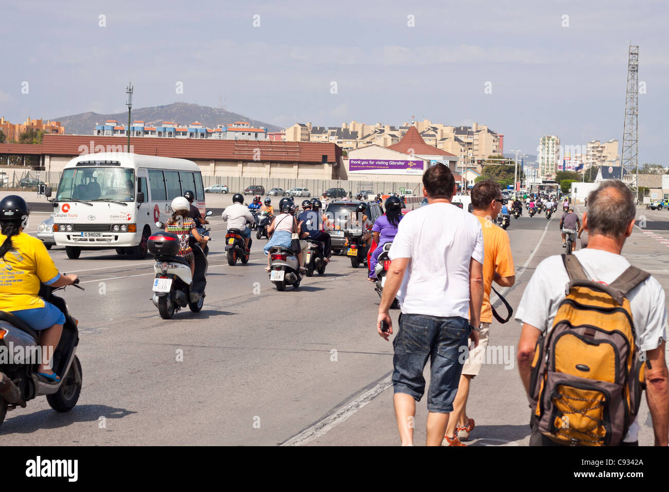 Les gens, motos et voitures piste transversale de l'aéroport de Gibraltar. Banque D'Images