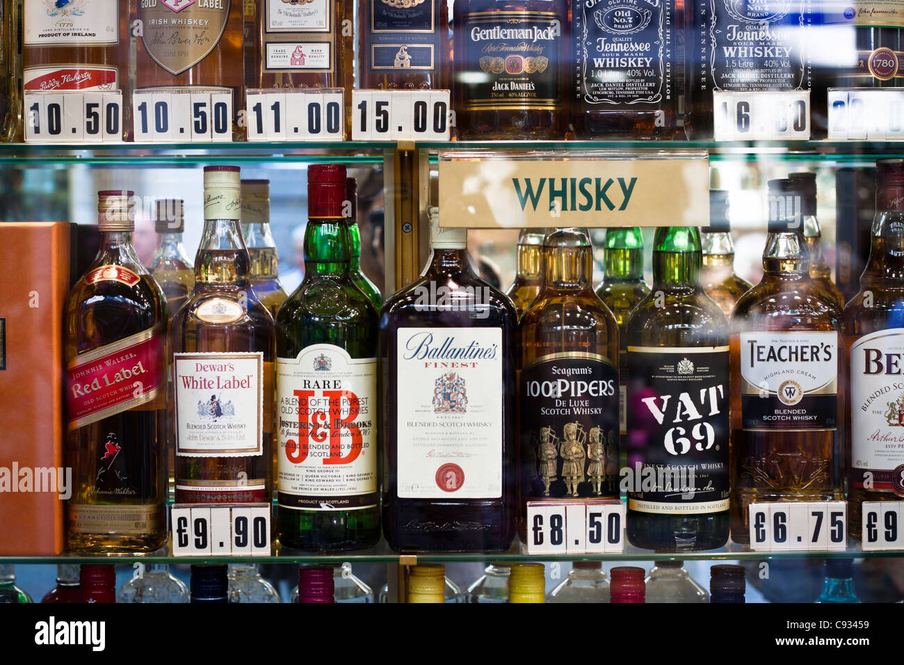 Détail de l'affiche de vitrine avec des bouteilles de whisky. Main Street,  Gibraltar Photo Stock - Alamy