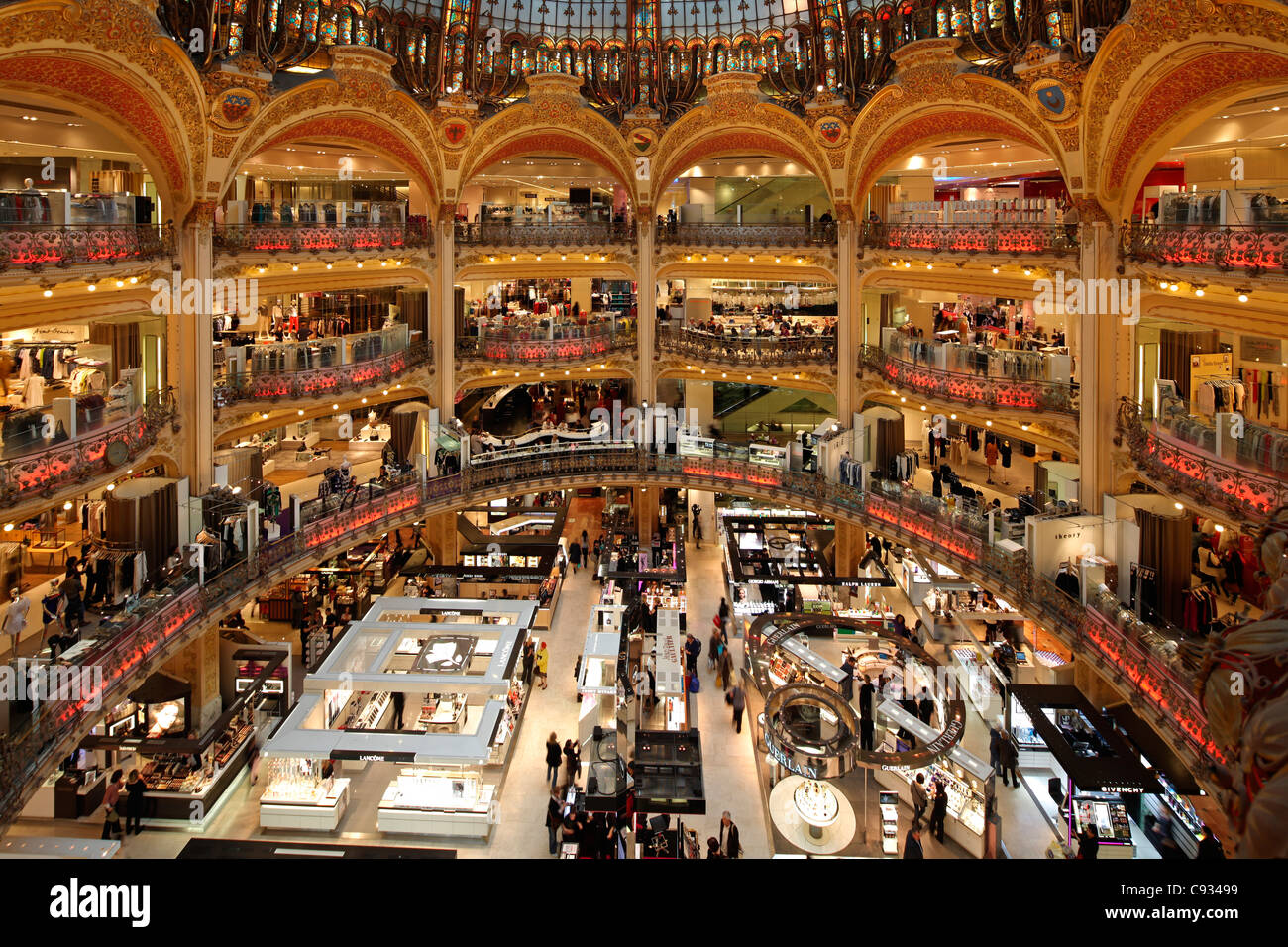 La série atrium dans le célèbres Galeries Lafayette à Paris, France Banque D'Images