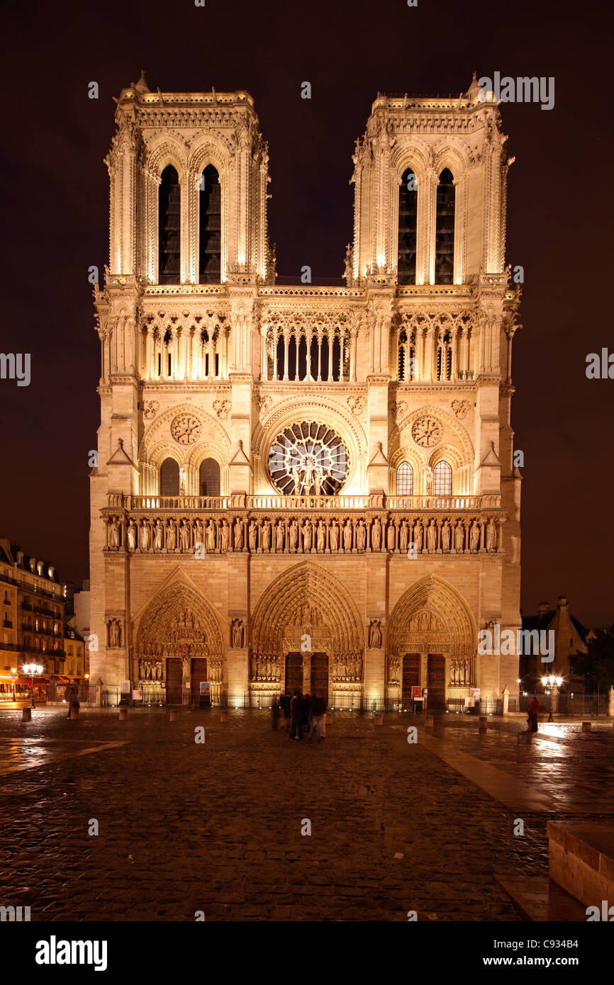 La célèbre cathédrale de Notre Dame de Paris après la pluie, France Banque D'Images