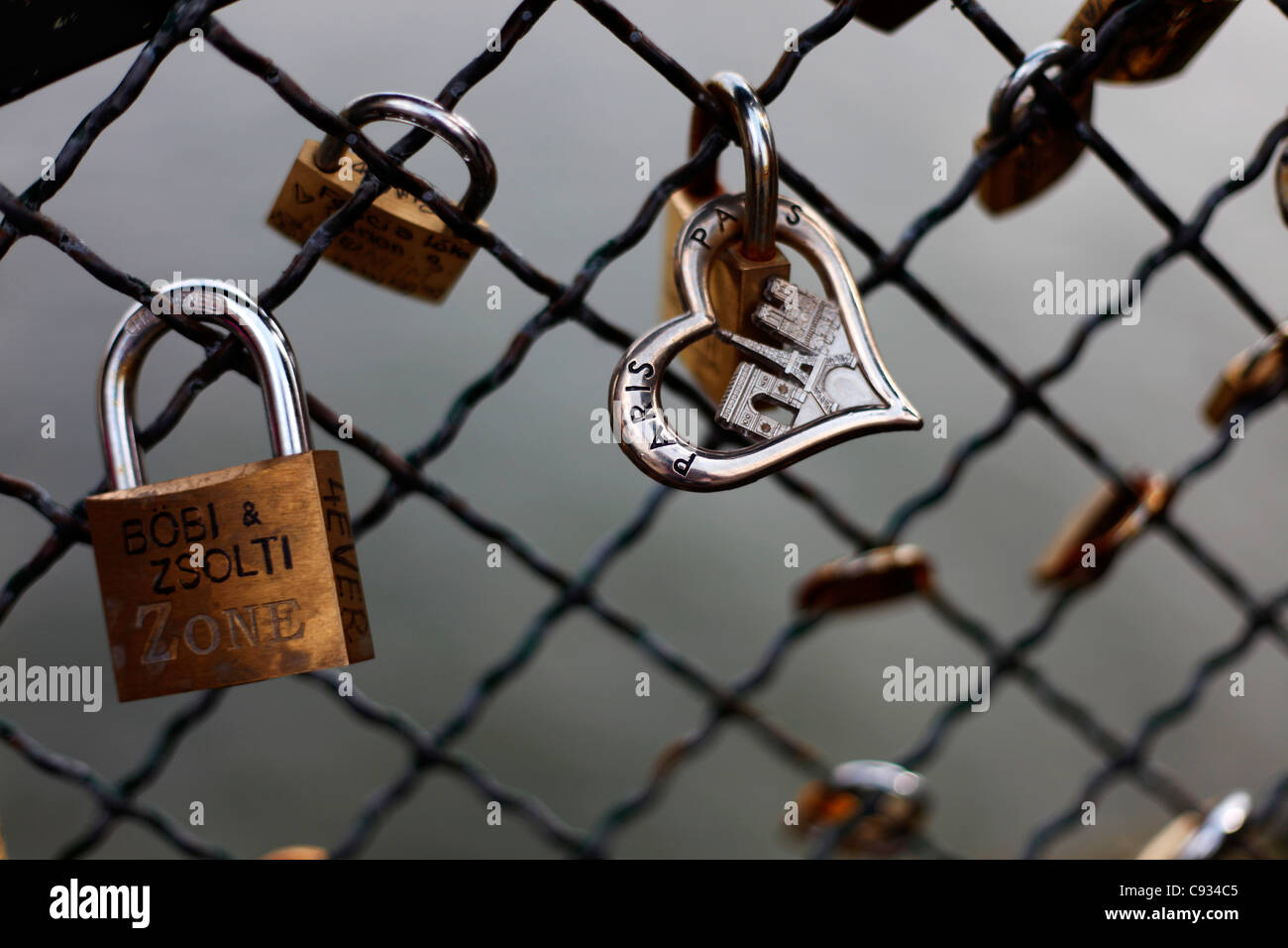 Verrous sur les ponts de Paris sont très populaires pour les couples à manifester leur désir d'amour éternel. Banque D'Images