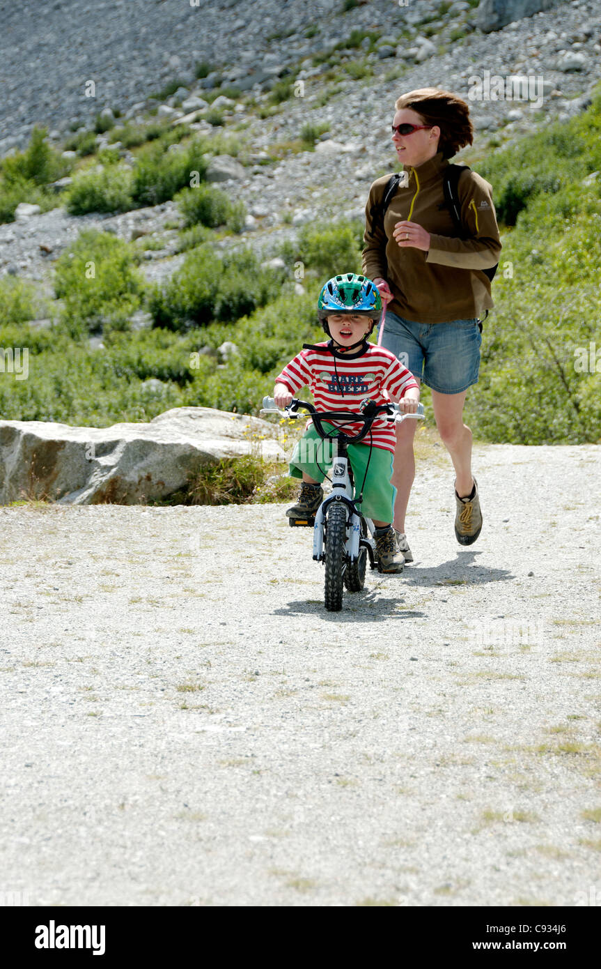 Un garçon d'apprendre à monter un vélo Banque D'Images