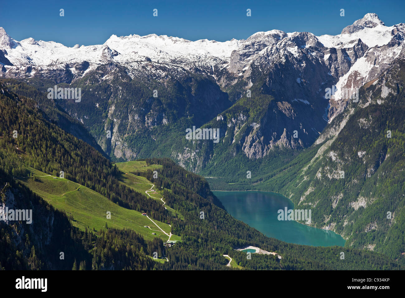Vue panoramique sur le lac Konigsee, parc national de Berchtesgaden, Obersalzburg, Bayern, Allemagne. Banque D'Images