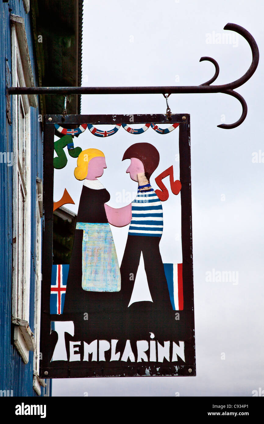Un restaurant et inn sign in Faskrudsfjordur, un petit village de pêcheurs à l'extrême est de l'Islande. Banque D'Images