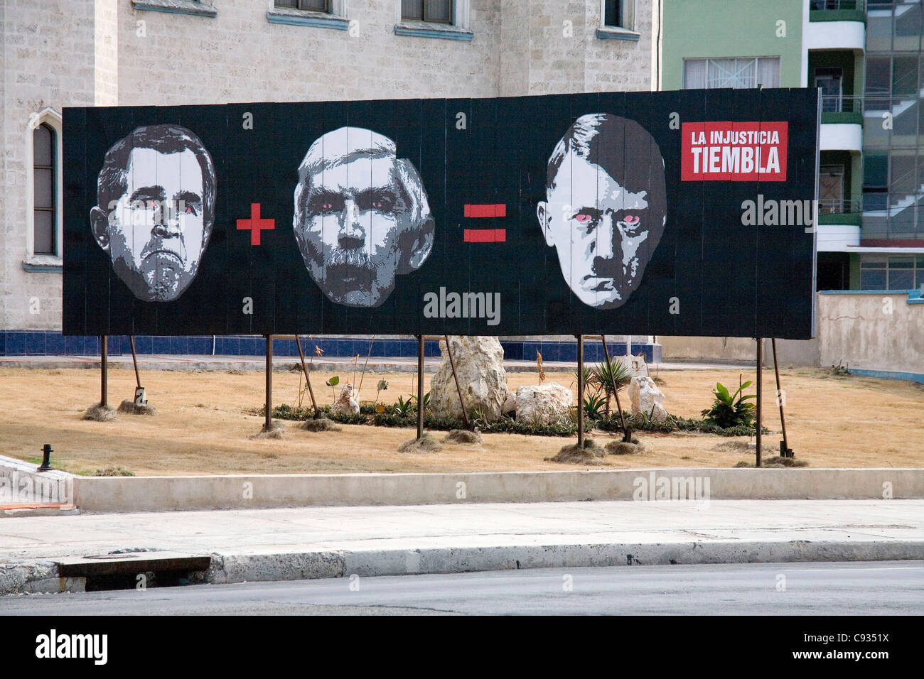 Bush + Posada Carriles (terroriste cubain soutenu par la CIA) = Hitler. Panneau de propagande et panneau d'affichage près de l'USIS (ambassade américaine) à la Havane, Cuba Banque D'Images