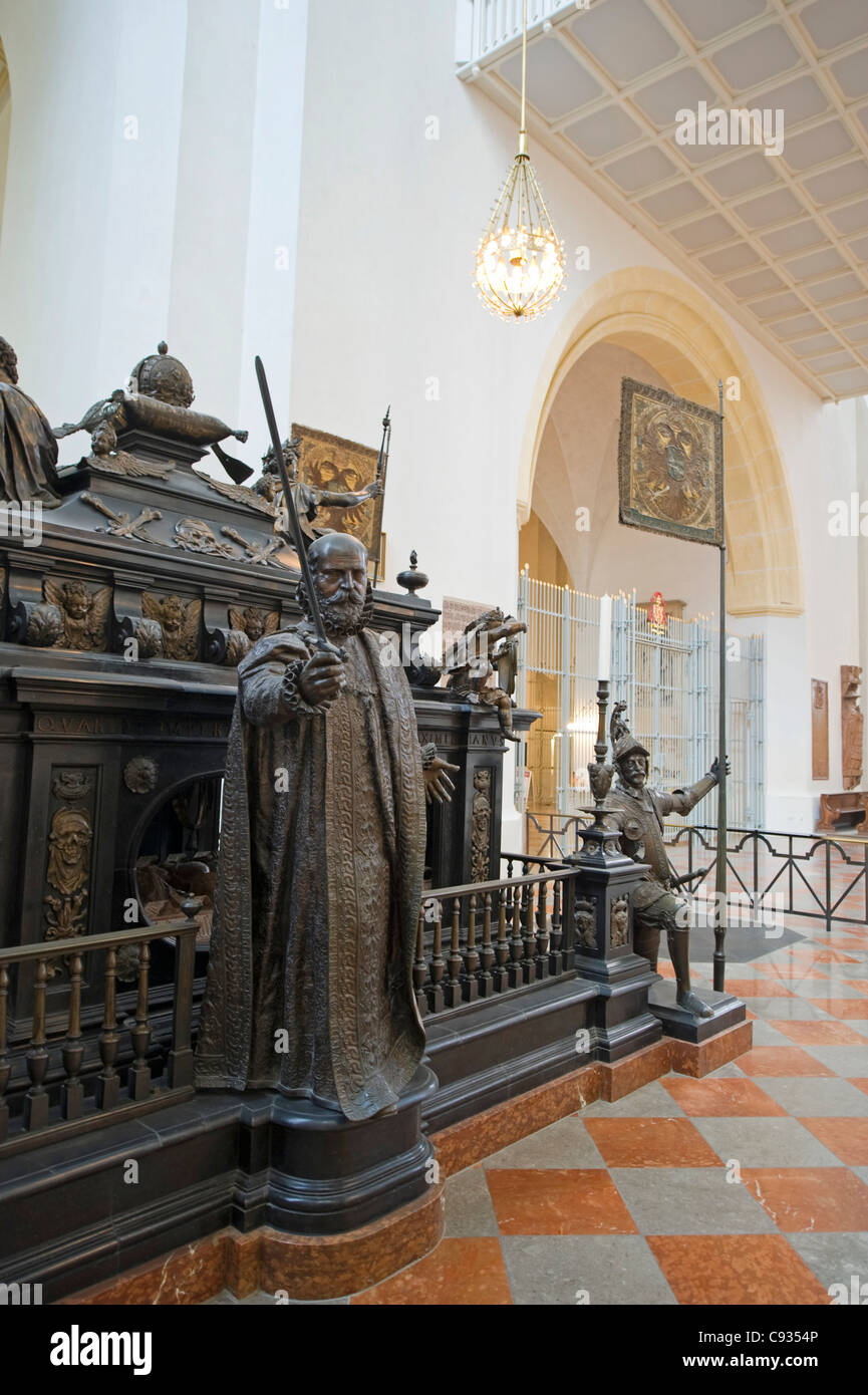 Germany, Bavaria, Munich.L'auvent maniériste de marbre noir qui couvre le tombeau de l'Empereur Ludwig IV. Banque D'Images