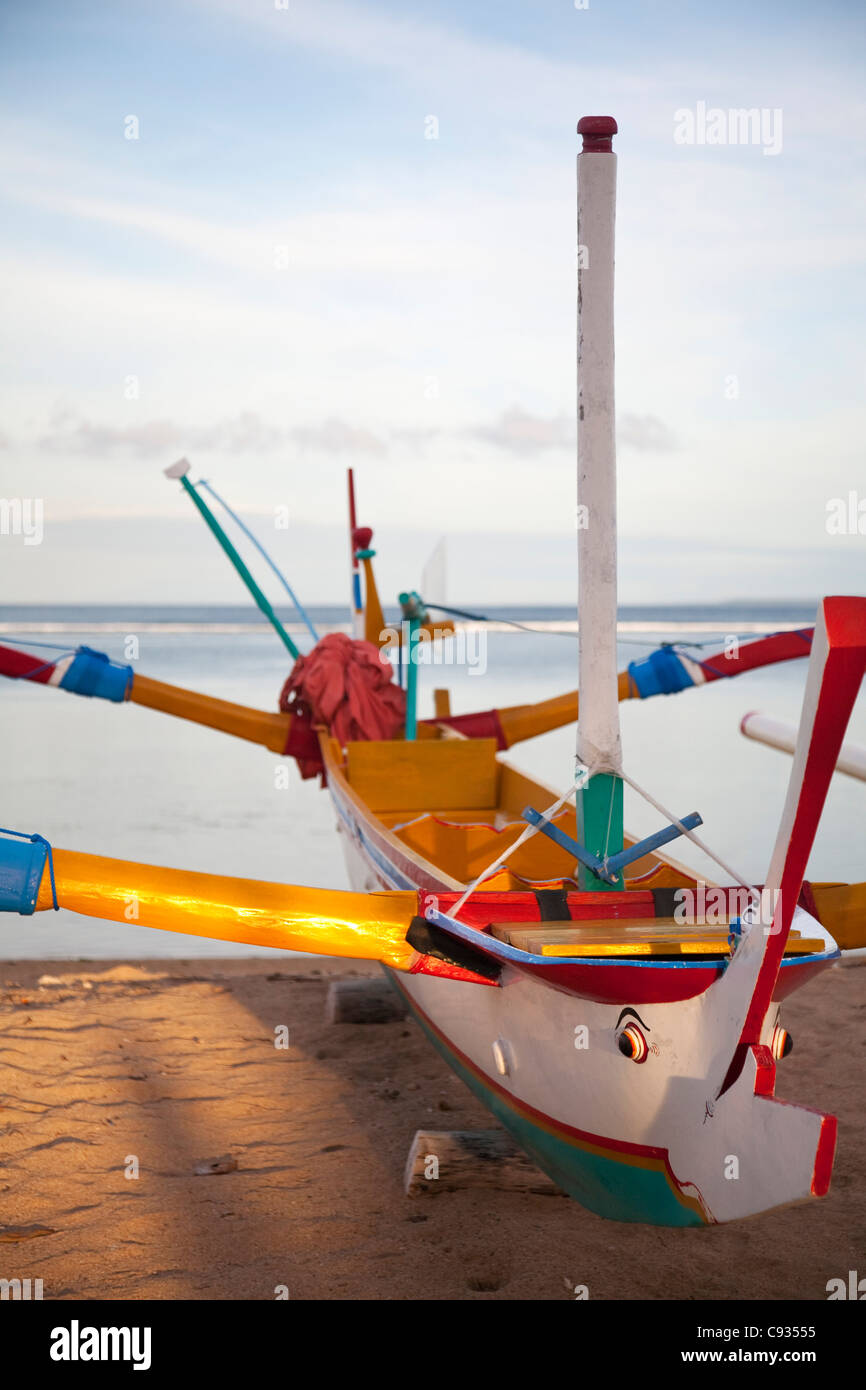 Bali, Sanur. Un bateau de pêche peint sur la plage de Sanur. Banque D'Images