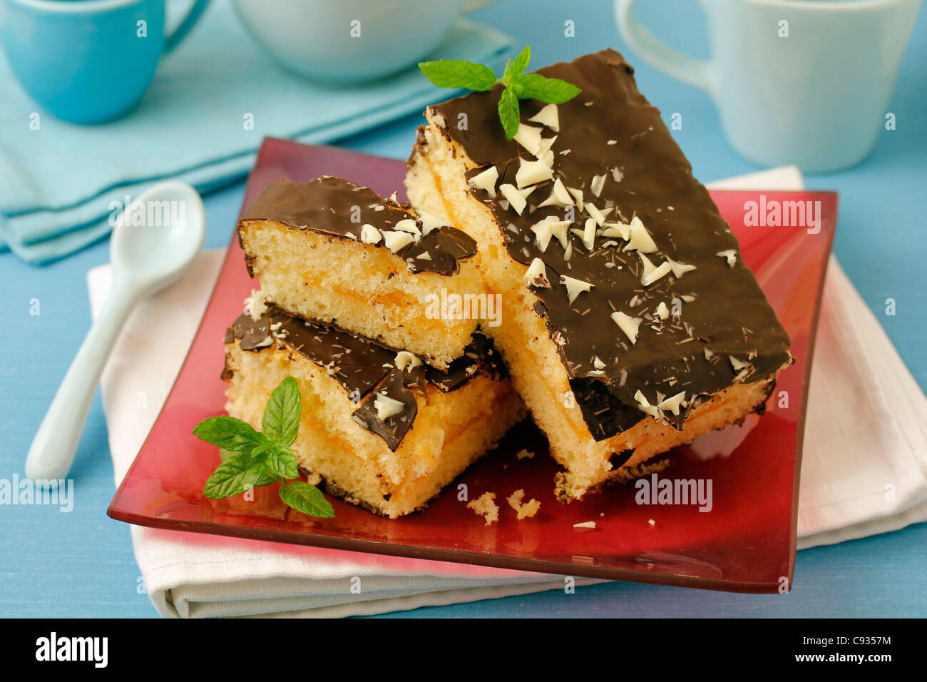 Gâteau éponge avec de la confiture et du chocolat. Recette disponible. Banque D'Images