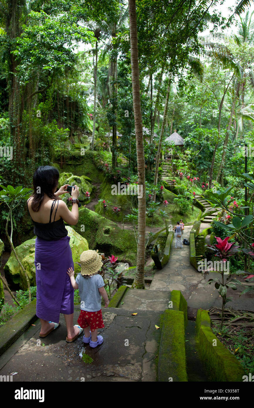 Bali, Ubud. Une jeune femme et sa fille photo la splendide forêts autour de la Goa Gajah (Grotte de l'éléphant) près d'Ubud. M. Banque D'Images